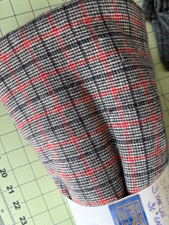 Pendleton md. weight plaid Wool Fabric roll Blk white & red  138 x 58 F115 - Image 3 of 4