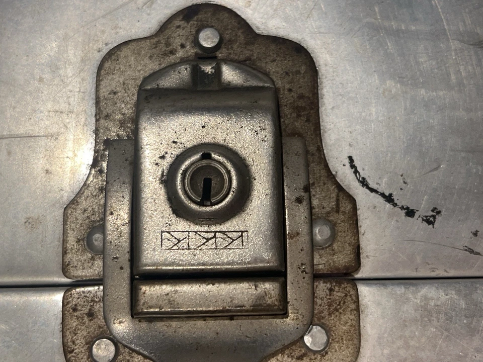 Baúl de aluminio vintage con interior satinado rosa - Estuche industrial - Mediados de siglo Foto 3 de 4