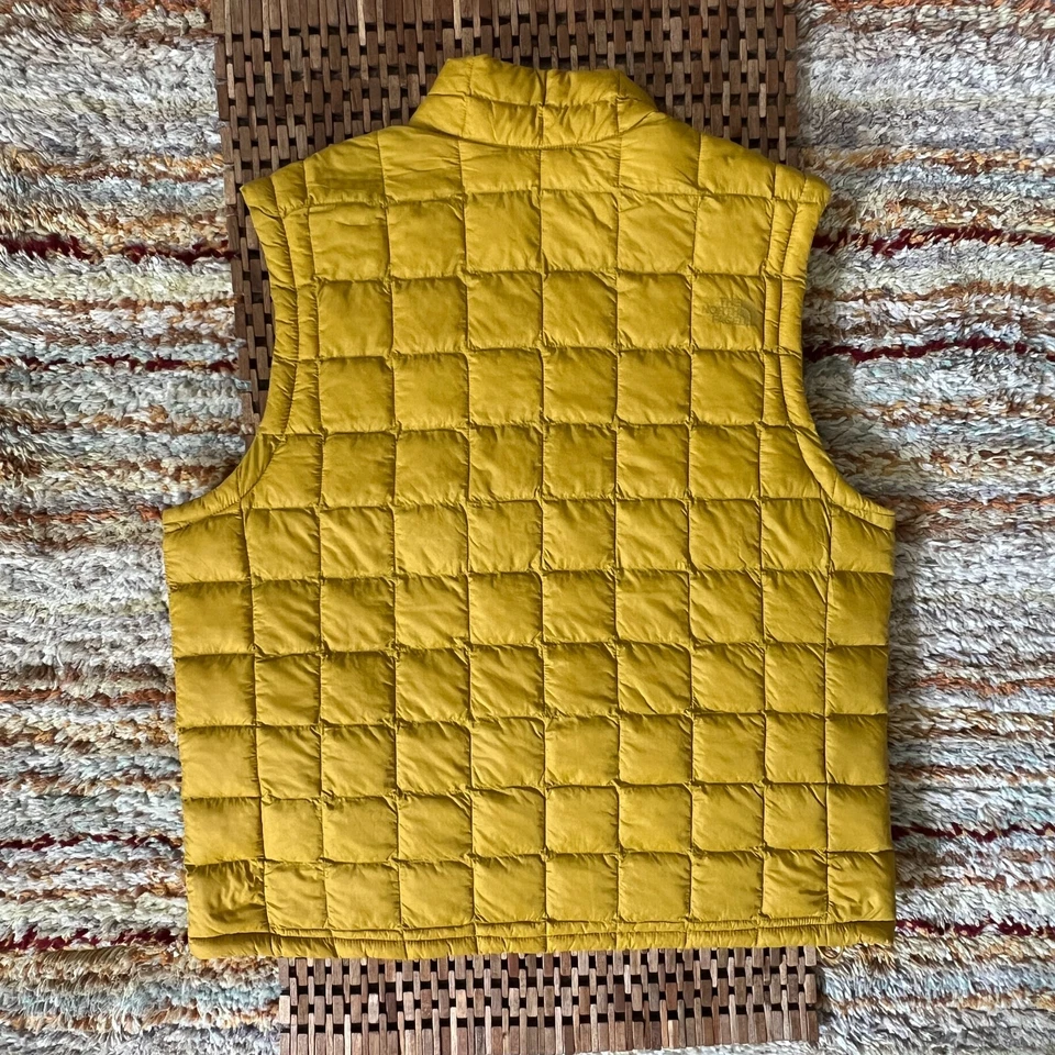 Chaleco acolchado The North Face Thermoball Eco dorado cremallera completa para hombre talla XL Foto 2 de 3