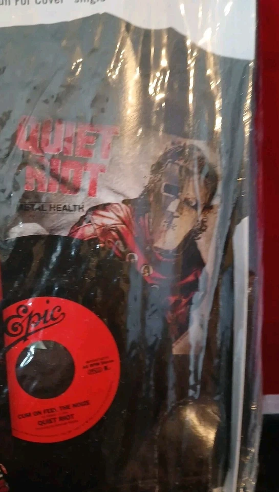 Quiet Riot Cum On Feel The Noise 7" Record & XL T Shirt - Image 3 of 4