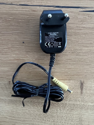 AC/DC ADAPTOR  5V / 0,55A / 2,75W / YLJXA-E050055 /TechniSat SterioMan ISI2
