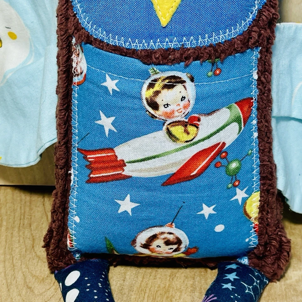 Muñeca Hoho A Little Bit Funky Costuras Hecha a Mano Búho y Espacio Marrón Azul Bolsillo Frontal Foto 2 de 4