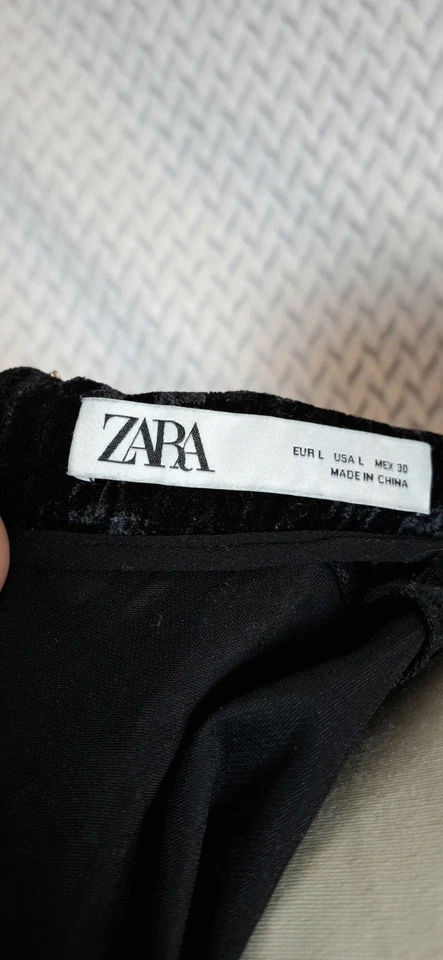 Vestido Zara Terciopelo Negro con Estrás en Cuello Talla Grande Foto 2 de 4