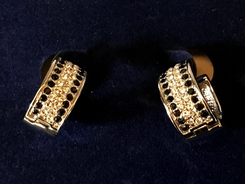 Pendientes de aro de cristal Jacqueline Kennedy blanco y negro Huggie tono plateado NUEVO Foto 3 de 4