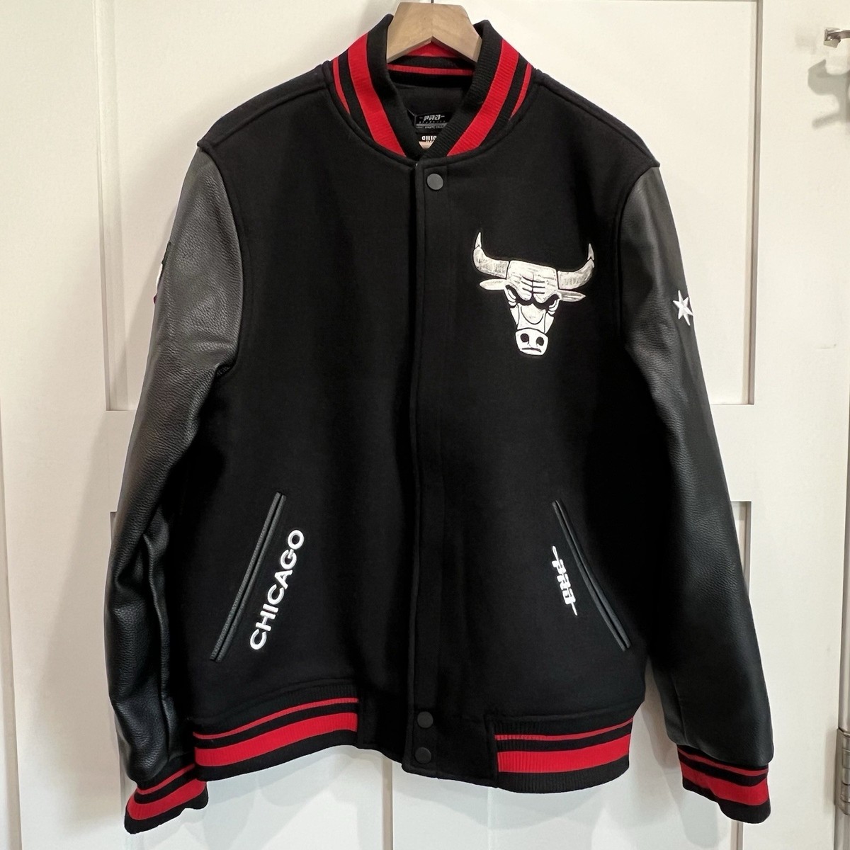 NEW Chicago Bulls Men's Medium Madhouse On Madison Varsity Jacket