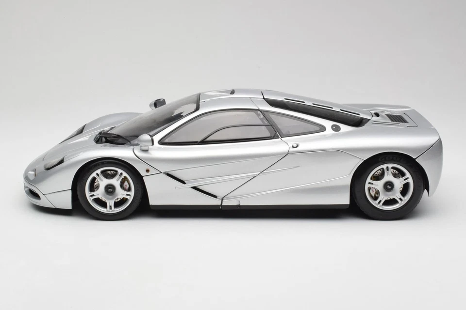 530133129 McLaren F1 Silver Minichamps 1/12 Foto 4 de 4