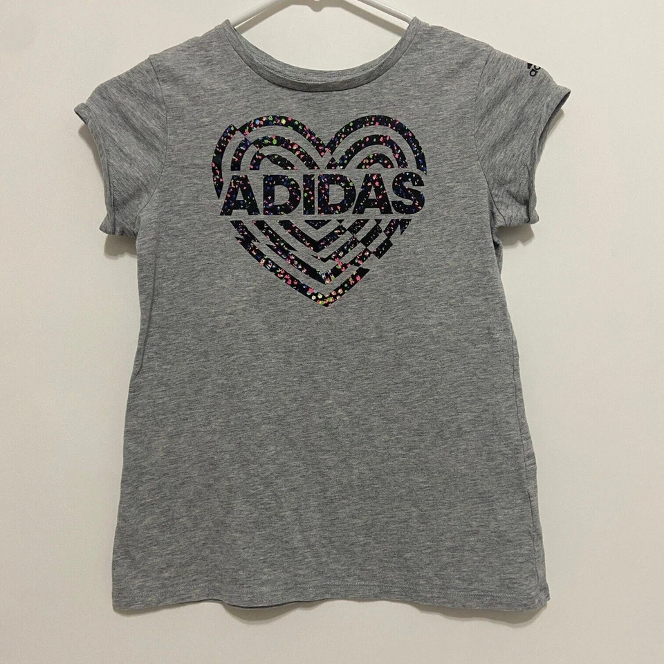 Camiseta Adidas Mediana 10-12 Niñas Gris Corazón Gráfico Foto 2 de 4