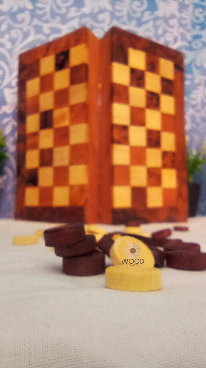 Dama de madeira ( wooden checkers ) 