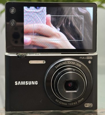 Samsung MV900f Digital Camera 16.1 MP 5x Optical Zoom Touch Screen Black English