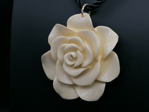 collana donna con grande pendaglio fiore colore avorio argento girocollo - Foto 3 di 12