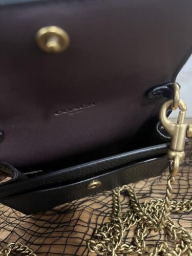 COACH C6718 Custodia per carte mezzo flap in pelle ciottolata nera, borsa a tracolla - Foto 11 di 15