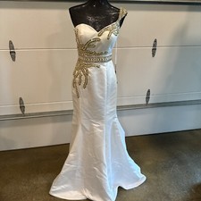 One Shoulder White Sequin Size 6 Gown NWT 658