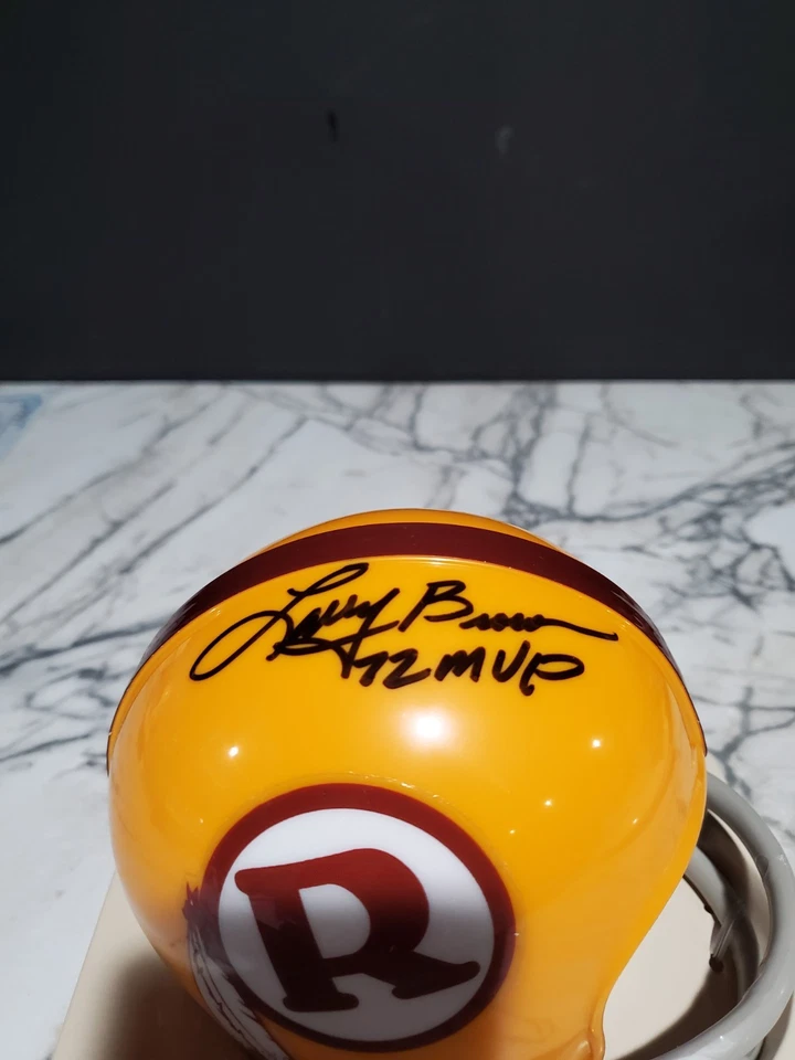 Mini capacete Larry Brown ASSINADO Redskins duas barras Throwback 1972 MVP CERTIFICADO DE AUTENTICIDADE - Imagem 2 de 4