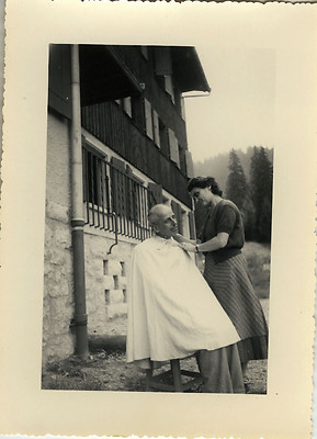 OLD PHOTO - VINTAGE SNAPSHOT - CURIOSITY HAIRDRESSER OUTDOOR SHAVING FUNNY