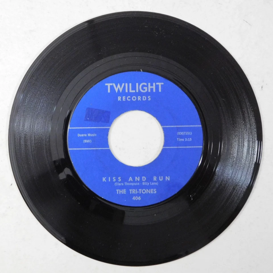 oldie 45 RPM THE TRI-TONES Kiss And Run Surf A Nova TWILIGHT VG HEAR teen Foto 2 de 4