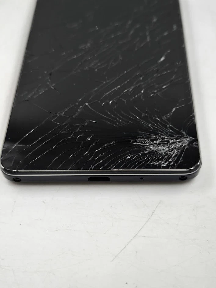 LG Optimus G E975 - Working, Screen Broken, No Accessories - Image 4 of 4