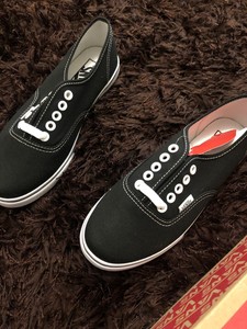 black authentic vans size 3