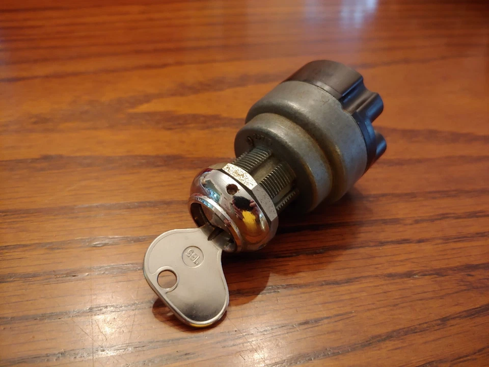 INTERRUPTOR DE ENCENDIDO PORSCHE 356A ORIGINAL USADO CON BISEL CROMADO ANILLO DE MOLDURA Y LLAVE K351 Foto 3 de 4