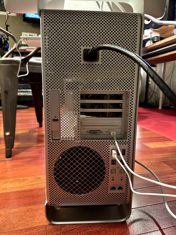 Apple Mac Pro 2 x 2.26 GHz Quad-Core Intel Xeon INCLUDING 24" LED Cinema Display - Image 3 of 3