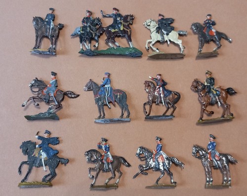 Plats d'étain - Zinnfiguren - Flat tin : 12 cavaliers français premier