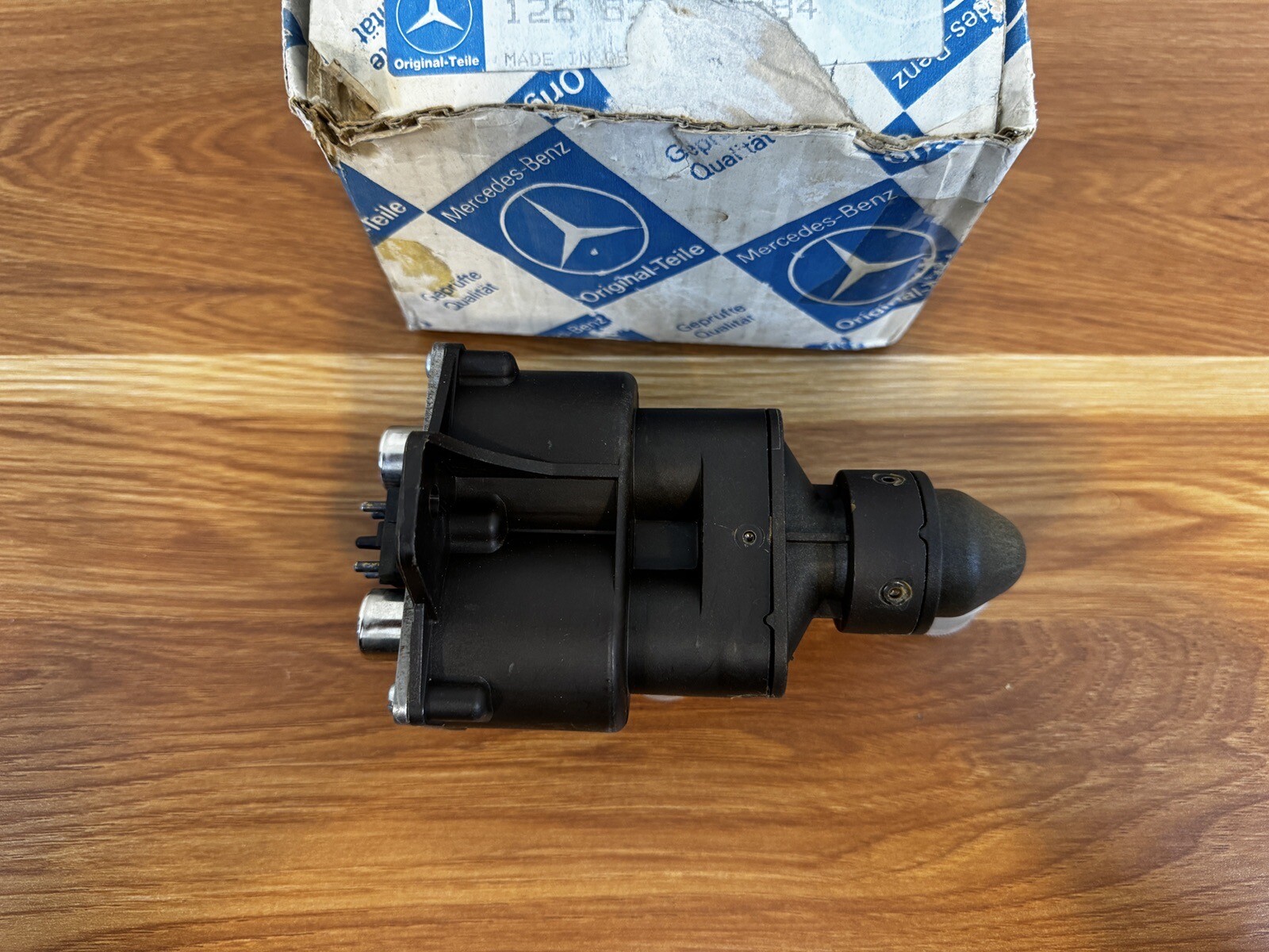 MERCEDES BENZ W126 R107 Heater Duel Valve. Bosch 1147412004. Nos 