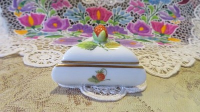 2001 Herend Orchard Berries Porcelain Triangle Trinket Box Strawberry Finial