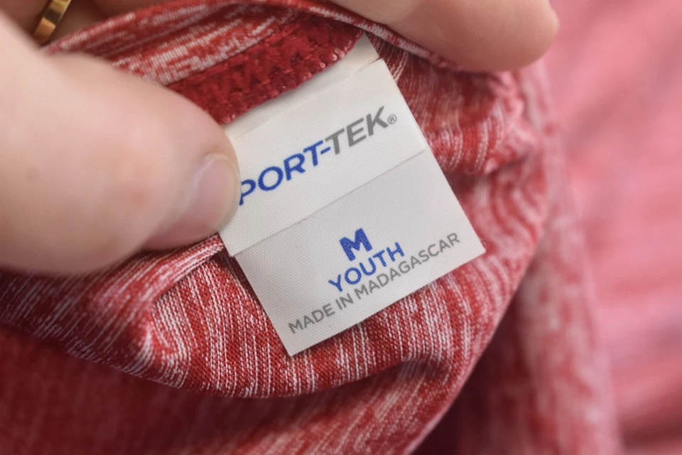 Lote de 3 camisetas medianas en blanco que absorben la humedad rojas jaspeadas juveniles Sport-Tek Foto 4 de 4