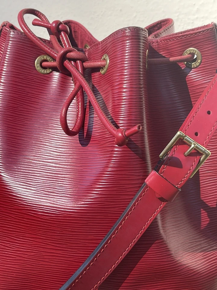 Borsa a secchiello LOUIS VUITTON Petit Noe tracolla rossa EPI Francia vintage... - Immagine 3 di 4