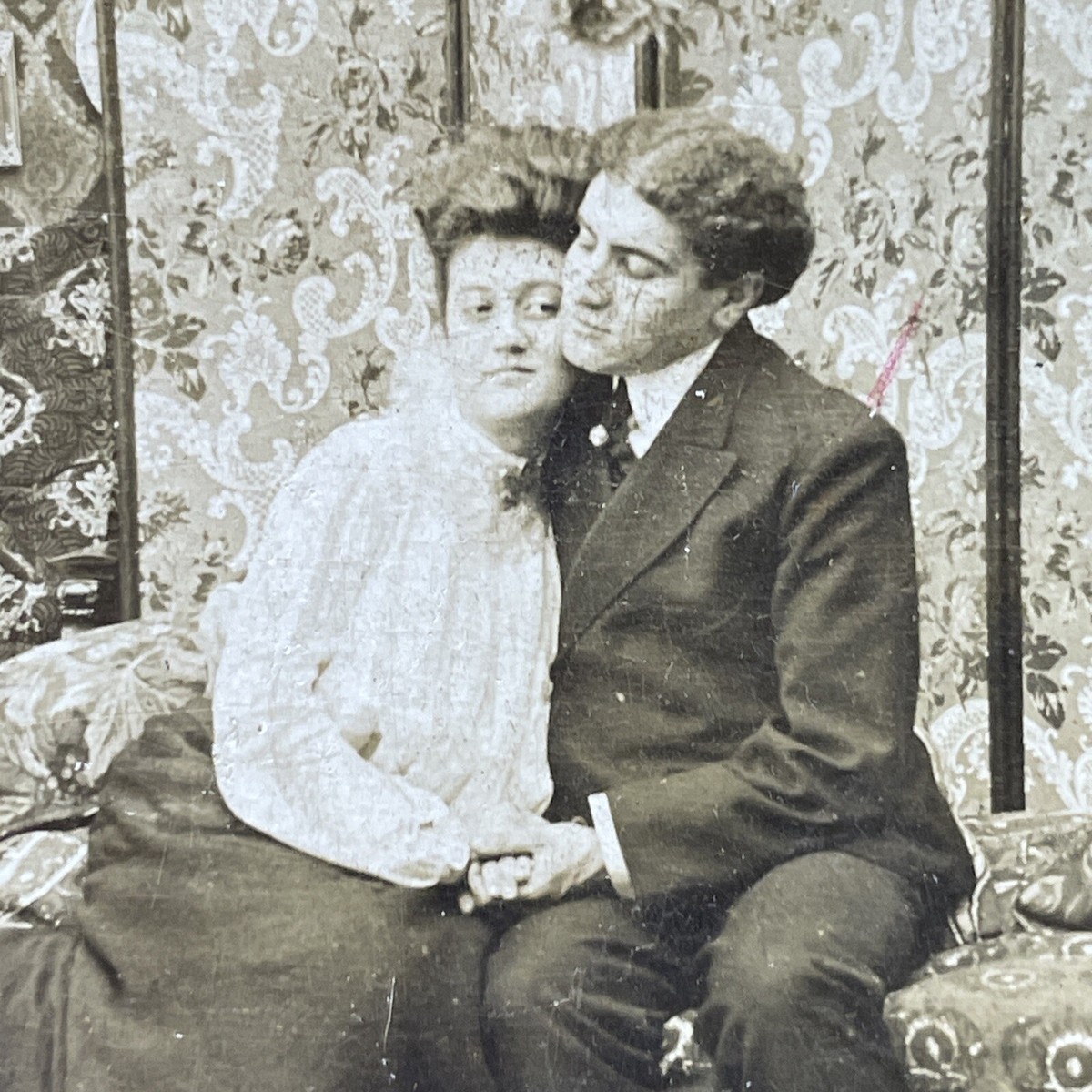 Antique 1903 Young Lovers Cuddle On Couch Stereoview Photo Card