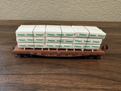 Athearn HO Chicago & North Western 40  Flat Car w/Load, Sprung Trucks & KDs