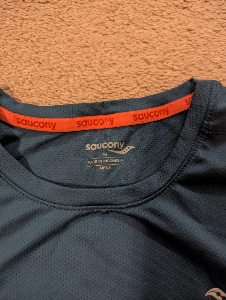 Camiseta corta técnica para correr con cronómetro Saucony para hombre - verde azulado/naranja - mediana Foto 2 de 4