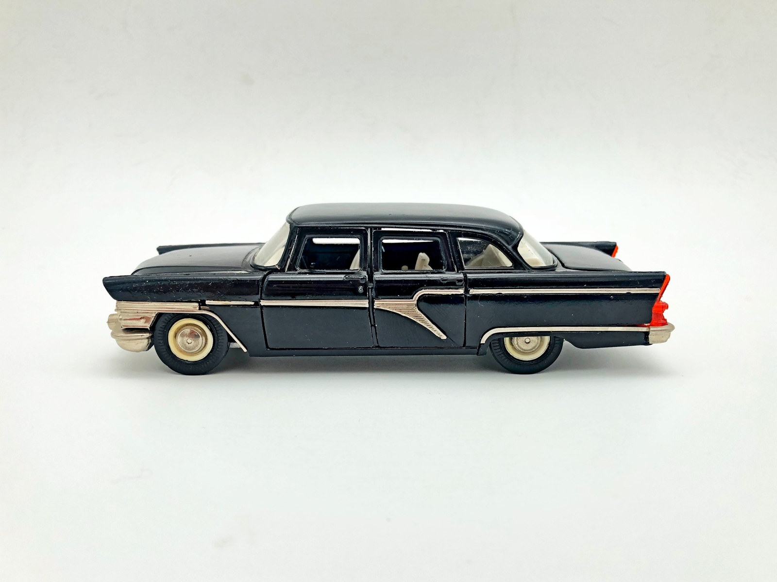 Chayka Gaz 13 A15 Vintage Model Car 1:43 Collectible Auto USSR 1988