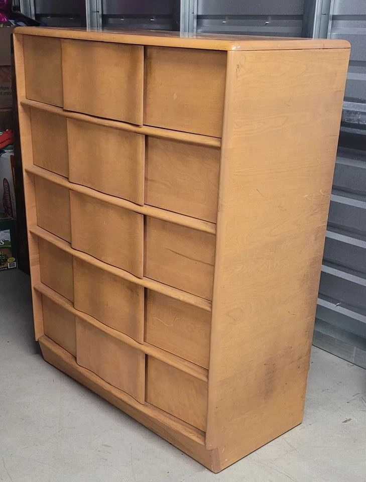 Современный американский скульптурный высокий комод середины века с 5 ящиками из цельного клена 2450 долл. США - Изображение 2 из 4