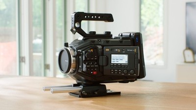 Blackmagic URSA Broadcast G2 - PL + EF Mounts - 95wh battery - baseplate + rods