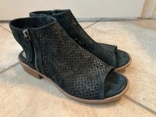 Sofft Womens  Sandal Size 7.5 black Leather perforated Gladiator Zip