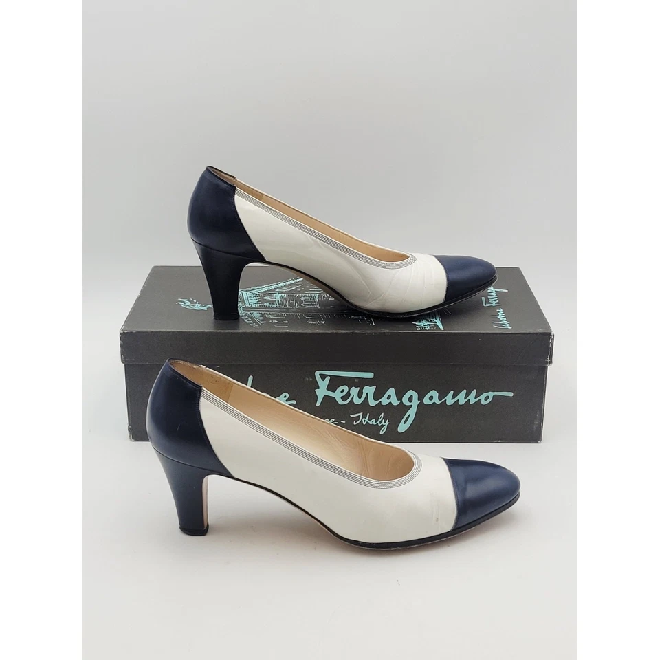 Zapatos de salón Salvatore Ferragamo para mujer talla 7 B blancos/azul marino Degny 2052-241 de colección Foto 3 de 4