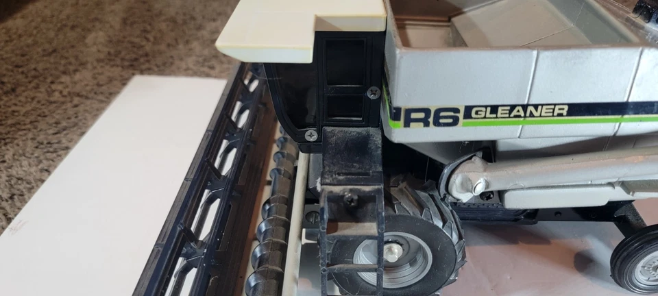 Scale Model 1/24 Scale Deutz-Allis R6 Gleaner Combine Farm Toy Collectible - Image 3 of 4