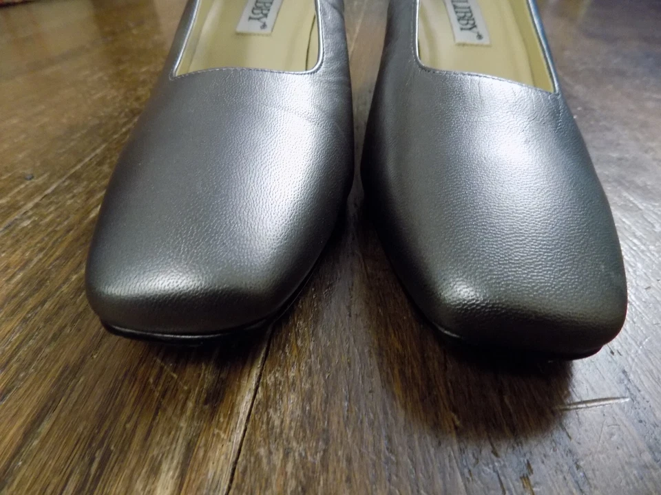 Vintage SAM & LIBBY low 2.5" Heels Pumps Metallic pewter Leather Classy EUC sz 9 - Image 4 of 4