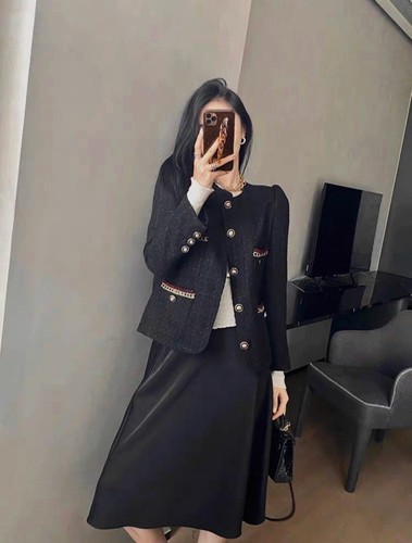 Chaqueta negra de tweed boucle hecha a mano con ribete borgoña botón dorado talla S - Imagen 3 de 6