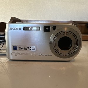 Sony Cyber-Shot DSC-P200 7.2 Megapixel Carl Zeiss Digital Camera w/ Charger