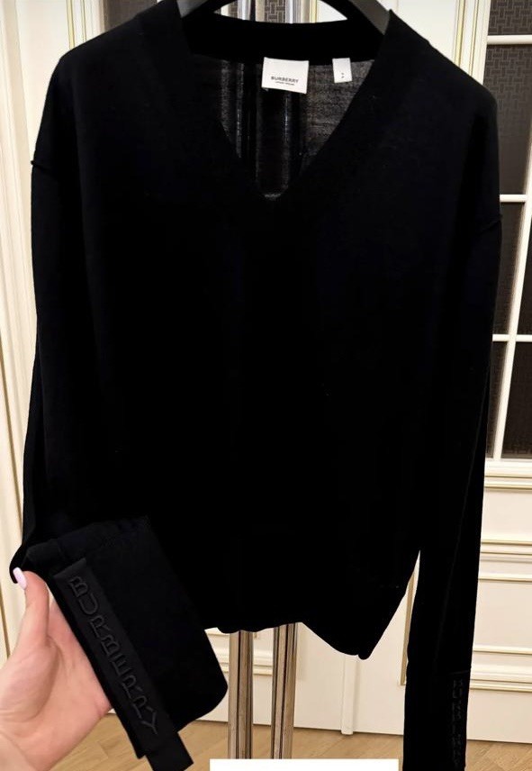 Burberry V-neck sweater, cashmere,long sleeves branding detail on the cuff S-M