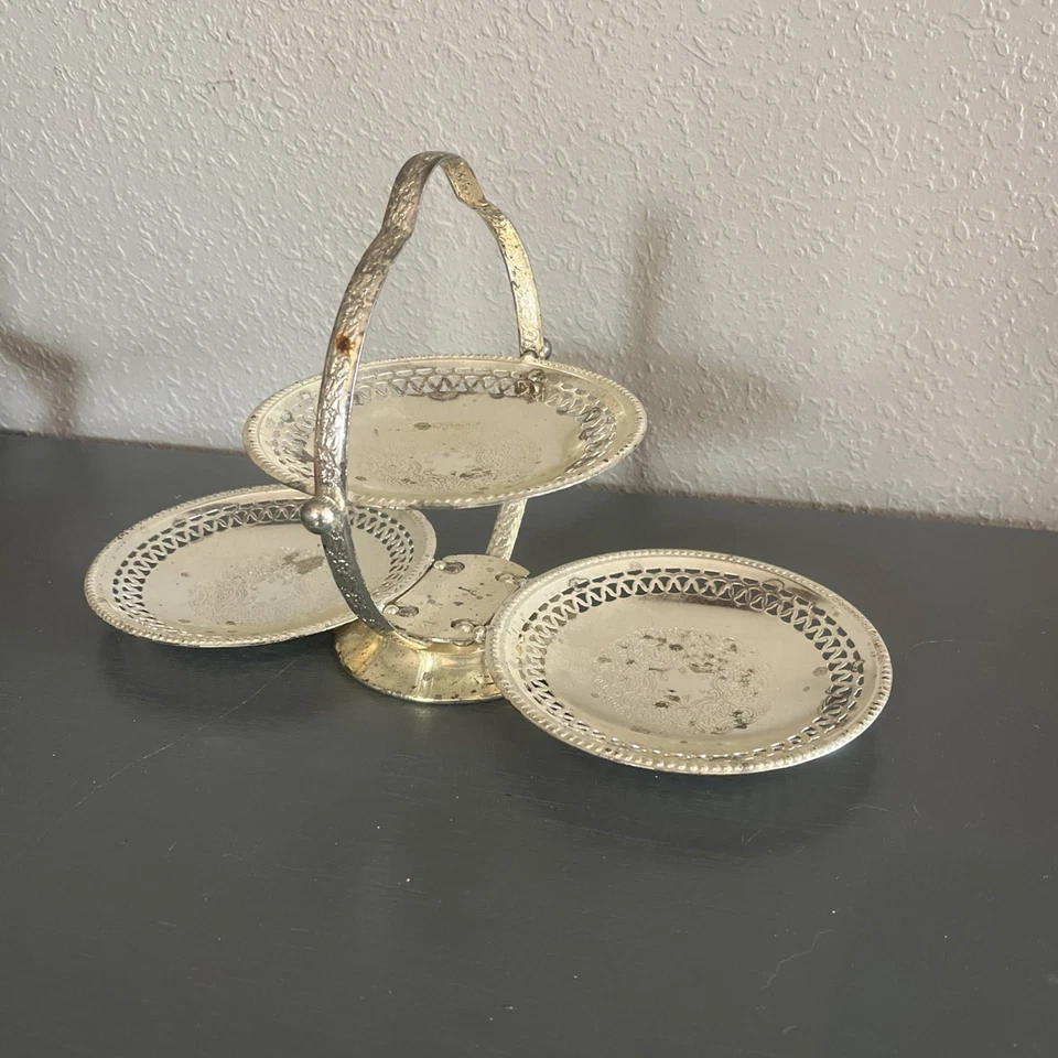 Bandeja de pie de postre festoneada vintage Queen Anne plateada de 3 niveles Foto 2 de 4
