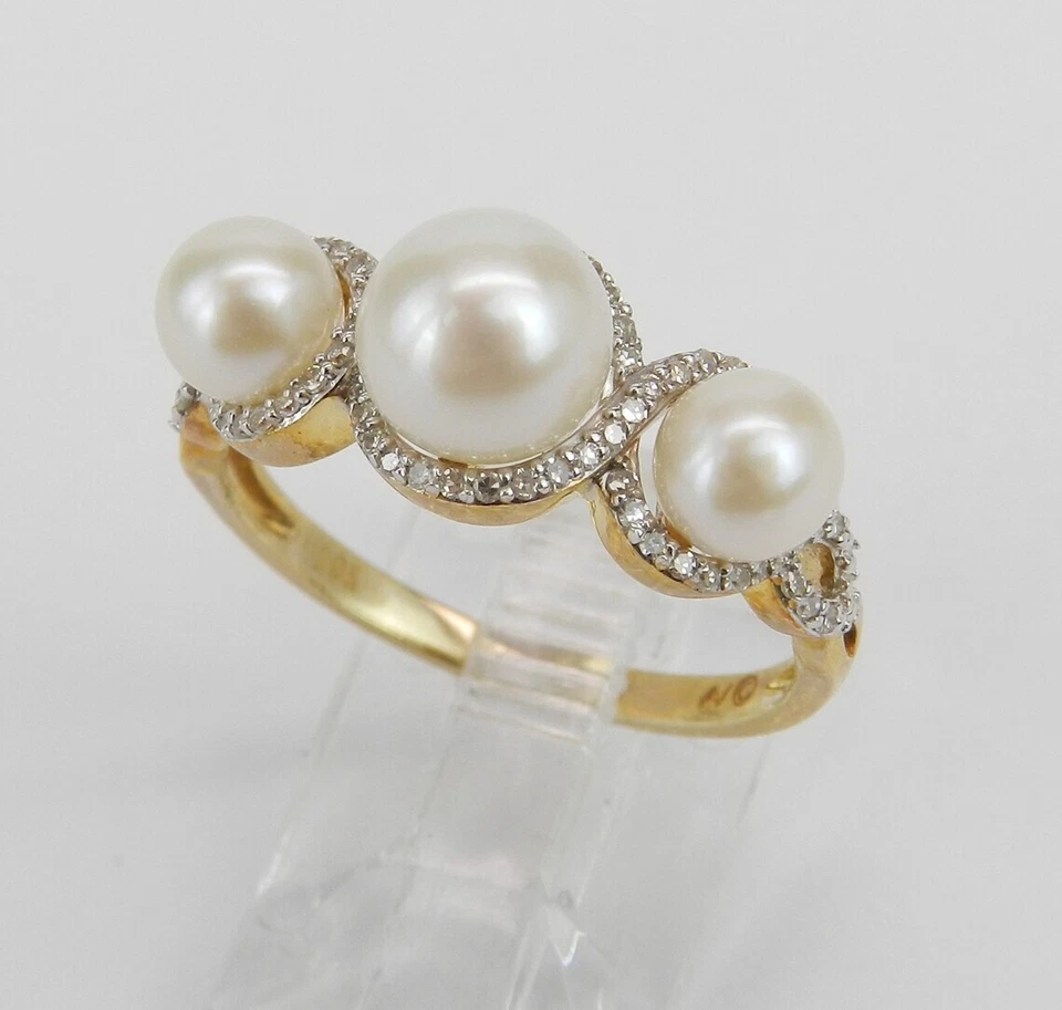 Anillo de compromiso de tres piedras enchapado en oro amarillo de 14k de 3 quilates de moissanita y perlas Foto 3 de 4