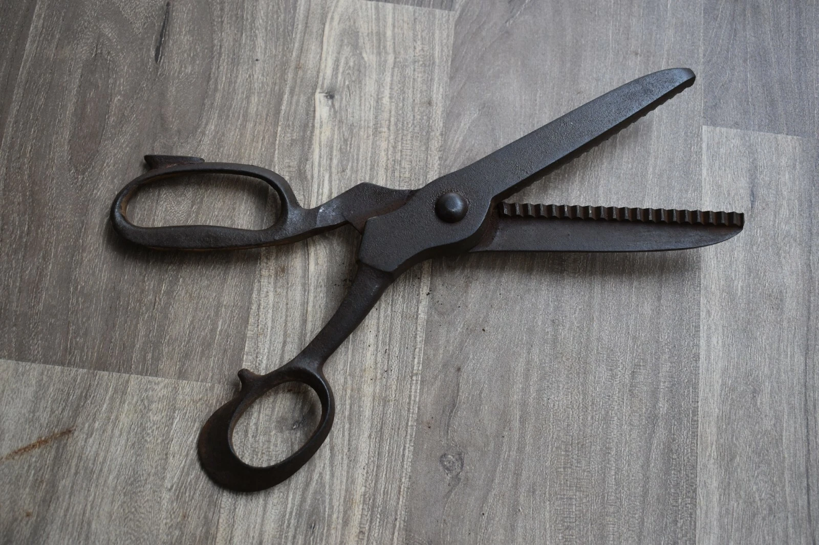 Vintage iron Zig Zag Scissors Large scissor Old sewing Primitive hand Tool Farm