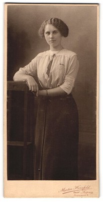 Fotografie Martin Herzfeld, Leipzig, Thomasiusstraße 4, Frau Else Krause stehen 