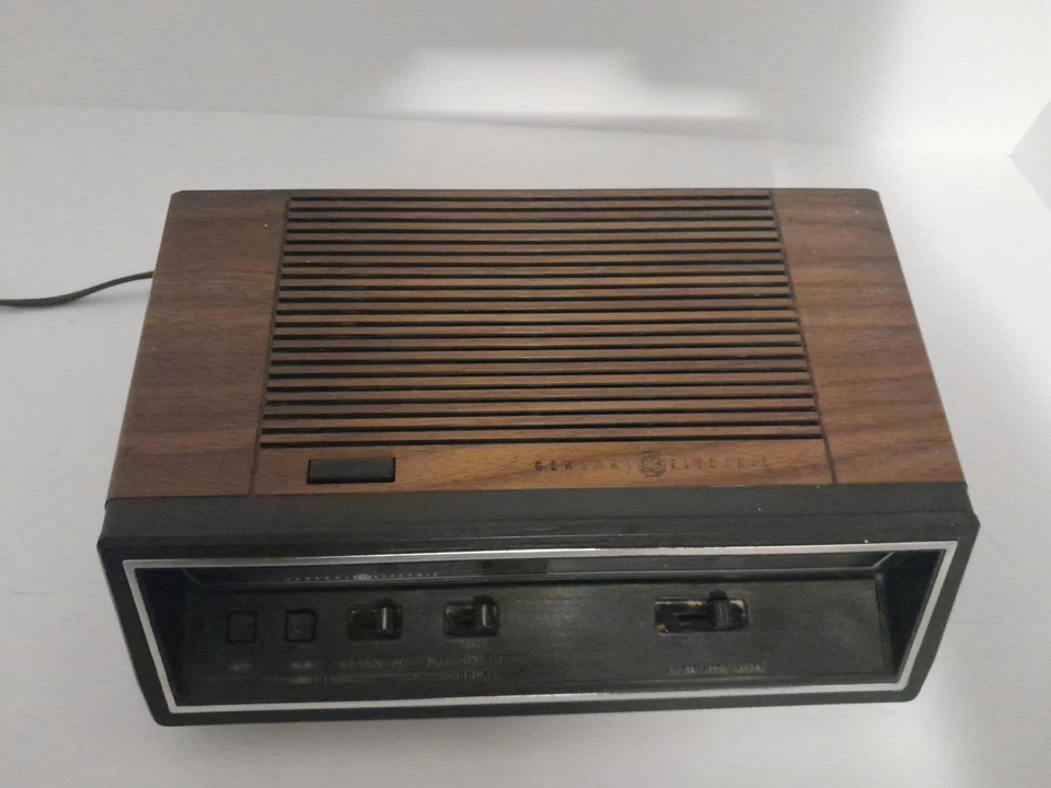 Vintage GE Woodgrain General Electric Alarm Clock Radio 7-4665A  Working - Image 2 of 4