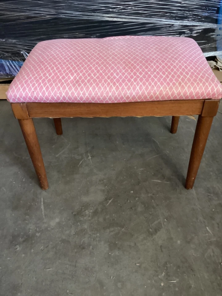 Banco reposapiés vintage de mediados de siglo rosa y blanco con patrón de diamantes 18”Tx25”Lx16”D Foto 3 de 4
