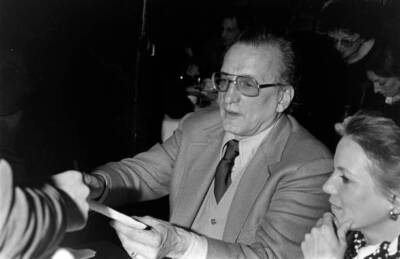 George C. Scott and Trish Van Devere attend an awards ceremon- 1977 Old Photo 5