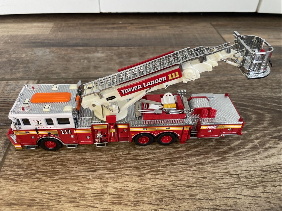 Code 3 FDNY Aerialscope Tower Ladder 111 Nut House 2000 W/Memorial Card
