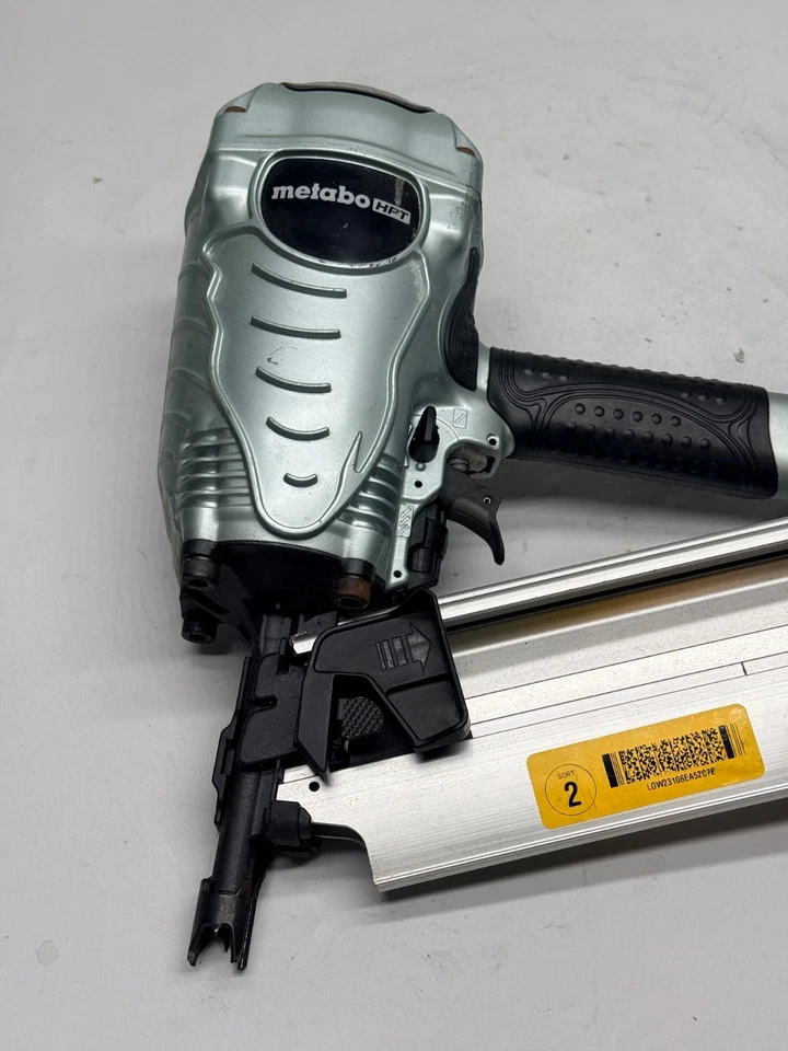 Clavadora para marcos de tiras Metabo HPT NR90AE (S1) 3-1/2" Foto 3 de 4